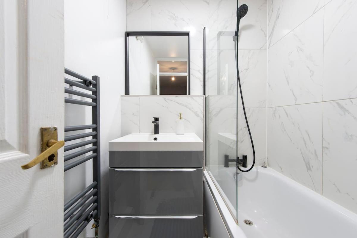 Lovely 2-bed 20 Mins To Apartment *