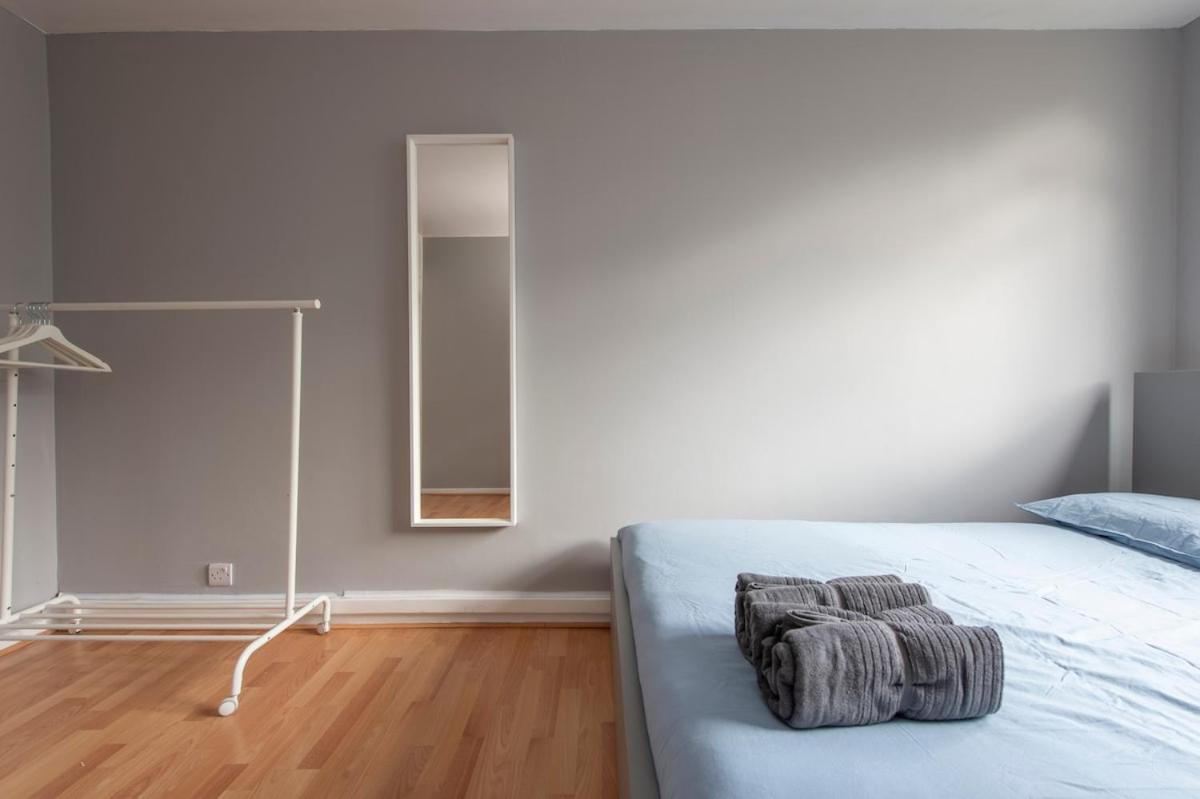 Apartment Lovely 2-bed 20 Mins To
