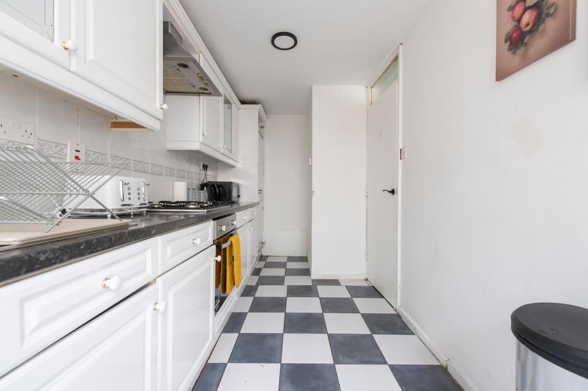 Lovely 2-bed 20 Mins To Apartment *