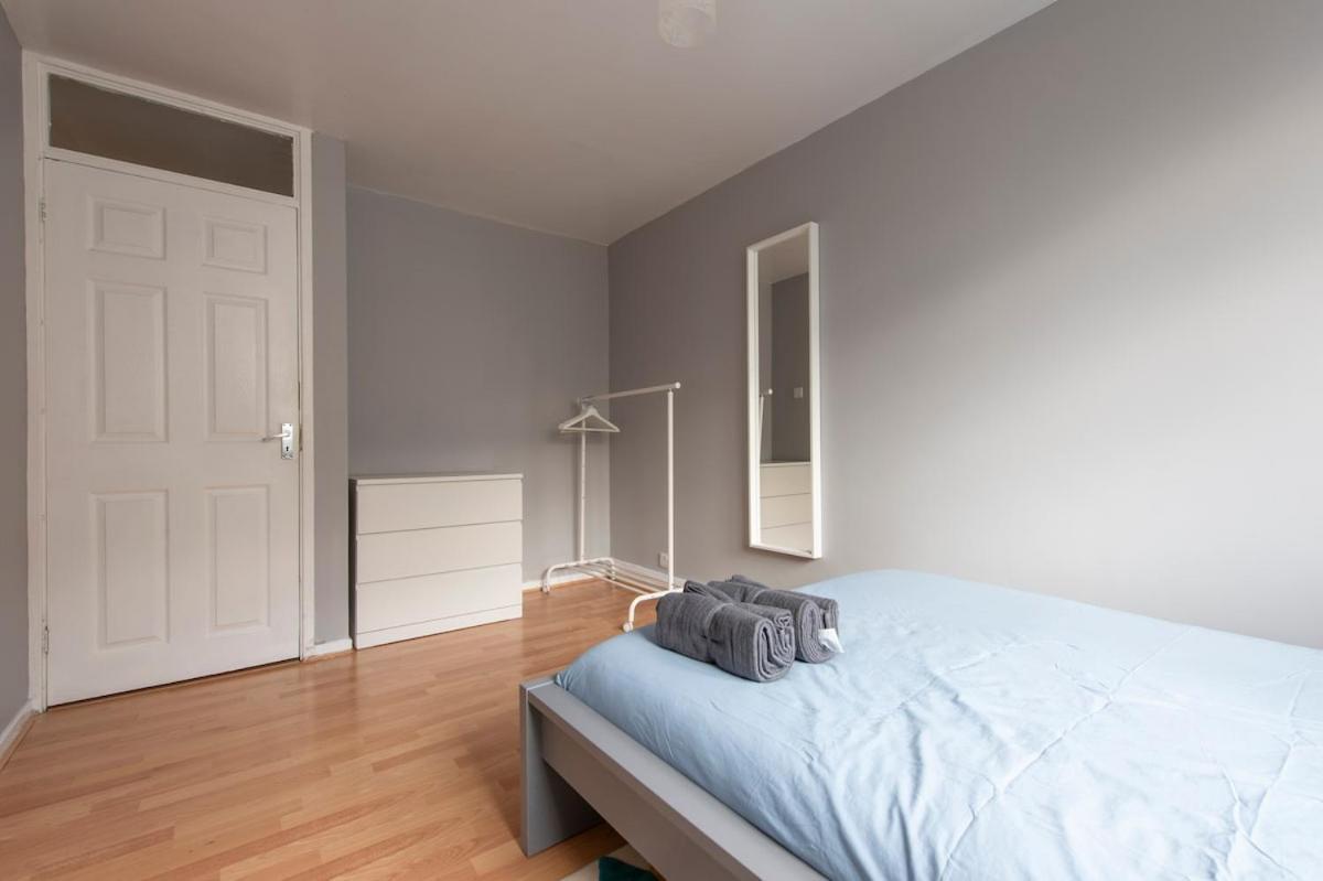 Apartment Lovely 2-bed 20 Mins To *