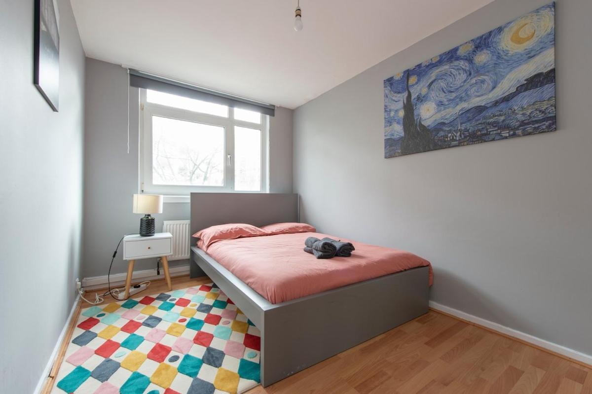 Lovely 2-bed 20 Mins To *