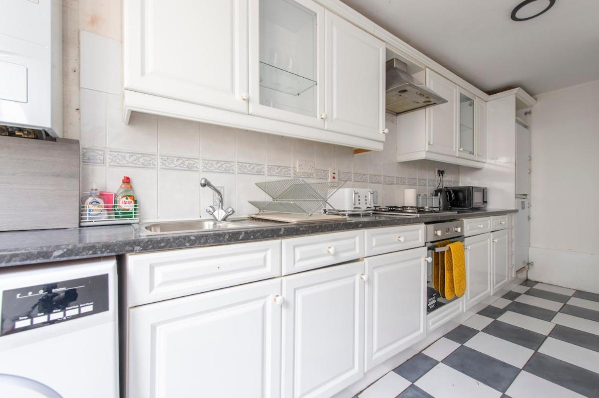 Lovely 2-bed 20 Mins To Apartment *